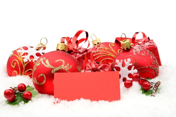 Rote Weihnachtsdekoration auf Schnee mit Wunschkarte — Stockfoto