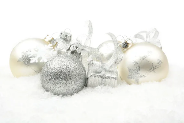 Decoración de Navidad de plata en la nieve en línea — Foto de Stock