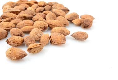 Grup üzerinde beyaz izole kabuk ile badem