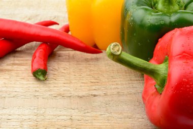 Closeup görüntülemek çeşitli biber mutfak masasında