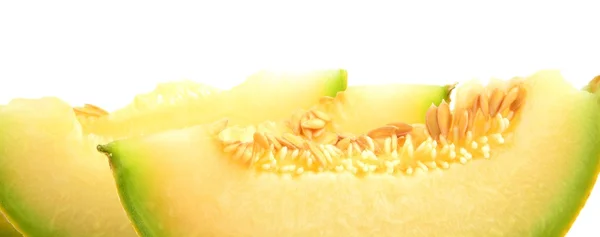 Primer plano rodajas de melón galia, piezas aisladas de blanco en el estudio — Foto de Stock