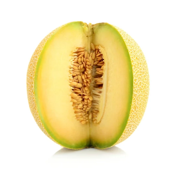 Galia di melone dentellata con semi isolati bianchi in studio — Foto Stock