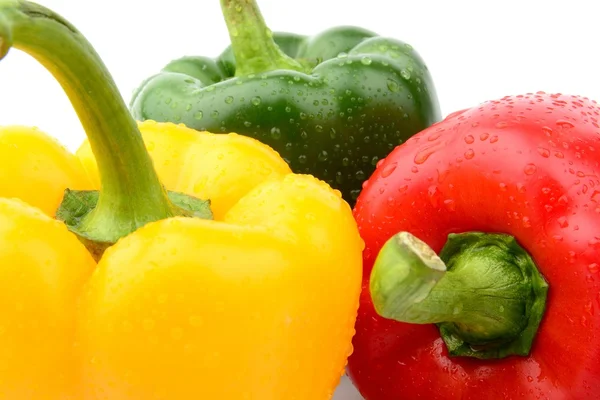 Close-up weergave van drie gekleurde peper geïsoleerde Wit — Stockfoto