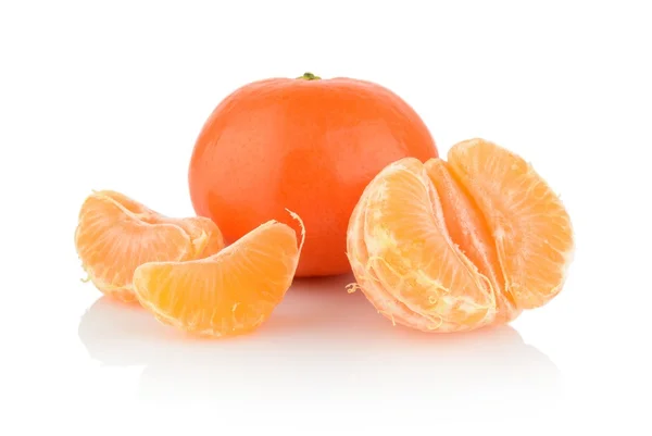 Studio shot tangerines with pieces isolated on white — Stock Photo, Image