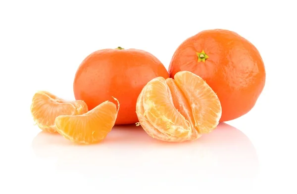Estudio disparó mandarinas con piezas aisladas en whit — Foto de Stock