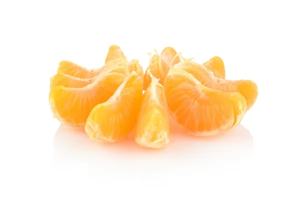 Estudio rosetón plano de mandarina pelada aislada en blanco — Foto de Stock