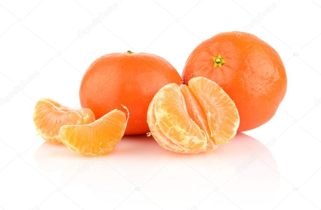 Studio shot tangerines with pieces isolated on whit