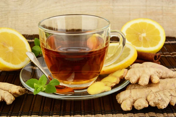 Imbir herbata ingwertee na brązowy mat z cytryną — Zdjęcie stockowe