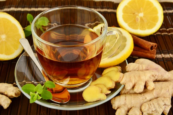 Té de jengibre ingerido en estera marrón con limón — Foto de Stock