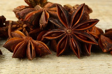 Ahşap tahta üzerinde birçok anason makro görünümü