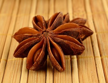 İki anises makro görünümü ahşap mat