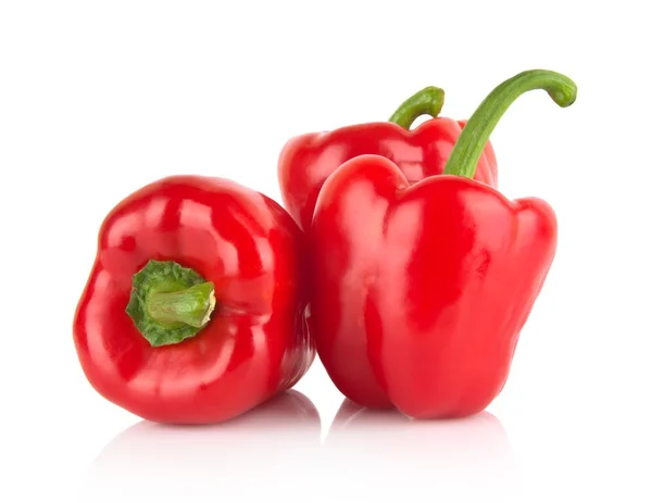 Gruppo di peperoni rossi isolati su bianco — Foto Stock
