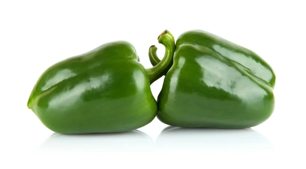 Studioaufnahme zweier grüner Paprika isoliert auf Weiß — Stockfoto