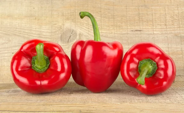 Foto van rode paprika op houten tafel — Stockfoto