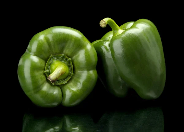 Estudio de pimientos verdes aislados en negro — Foto de Stock