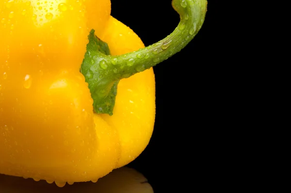 Corte plano de pimiento amarillo aislado en negro con gota de agua — Foto de Stock