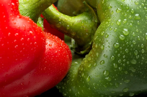 Cut shot of green,red bell pepper background with water drops — Stock Photo, Image