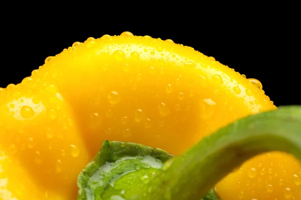 Tiro de corte macro de fondo de pimiento amarillo con gotas de agua — Foto de Stock