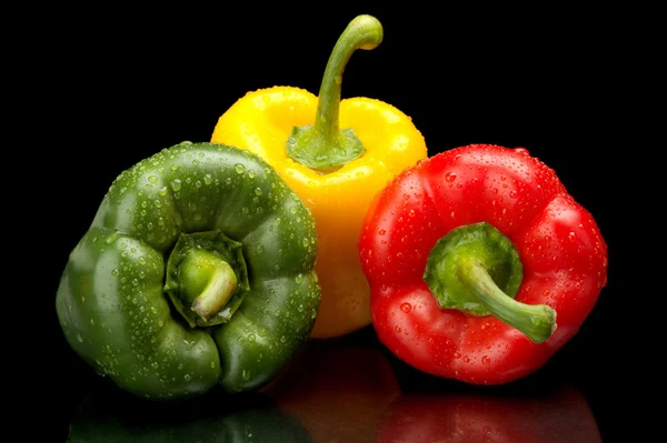 Červená, zelená, žlutá paprika izolované na černém pozadí — Stock fotografie