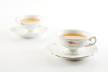 Eski stil vintage iki bardak çay beyaz arka plan üzerinde