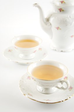  Eski stil çay beyaz arka plan üzerinde iki bardak su ısıtıcısı