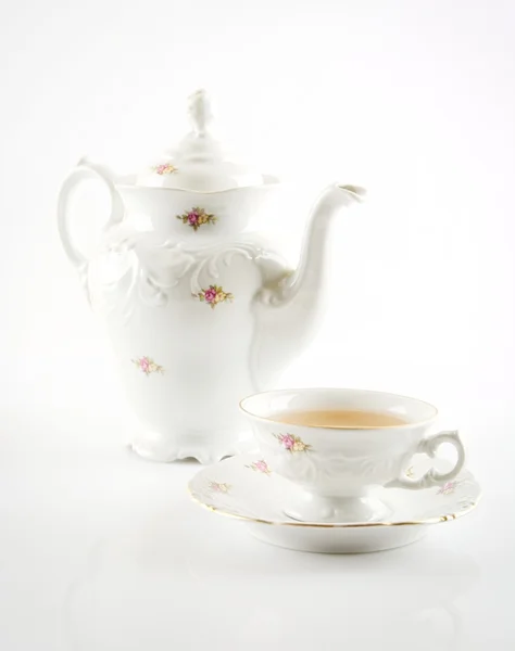 Jarro retro de estilo antigo com chá no fundo branco — Fotografia de Stock