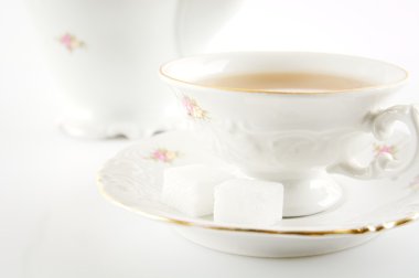 Studio eski stil sürahi beyaz backgro çay ile kesme görüntü çekilen