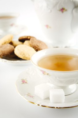 Eski stil çay beyaz çerezleri ile iki bardak su ısıtıcısı