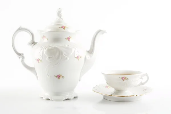 Oude-stijl retro kruik met thee op witte achtergrond — Stockfoto