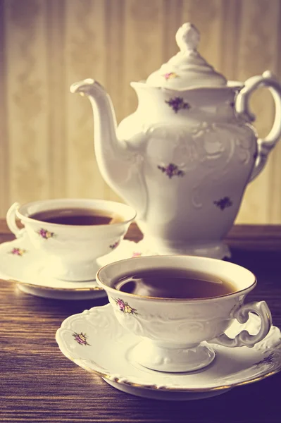 Bouilloire à l'ancienne avec deux tasses de café effet vintage — Photo