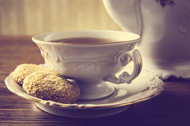 Eski stil su ısıtıcı, çay çerezleri vintage etkisi ile iki bardak