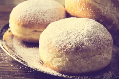 Makro çörek tepsisi üzerinde eski moda duvar kağıdı vurdu