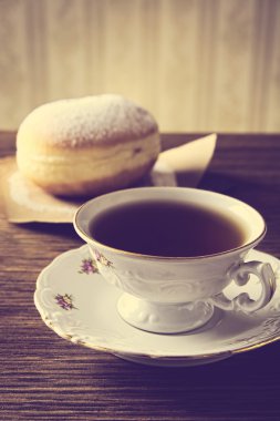 Eski moda odada kahve ile halka