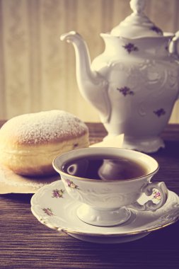 Halka'de eski moda tabloda çay ile