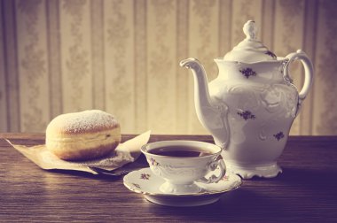 Halka'de eski moda tabloda çay ile