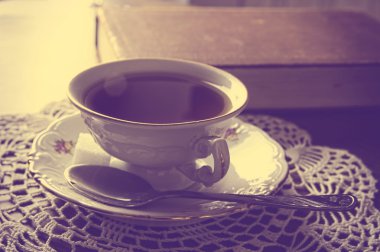 Peçete vintage etkisi üzerinde kitap ile çay