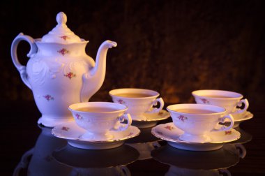 Çay siyah arka plan üzerine dört bardak su ısıtıcısı