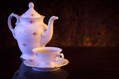 Eski tarz siyah çay su ısıtıcısı