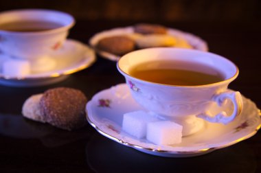 İki bardak çay görüntüsüyle eski stil