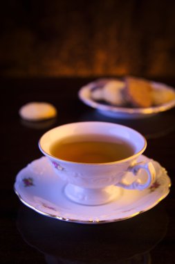 Eski stil görüntü fincan çay siyah kurabiyeyle