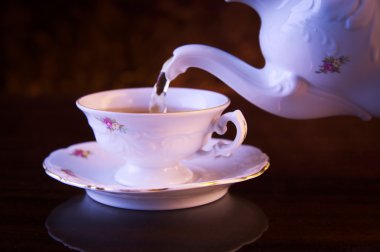 Eski stil dökme çay Kupası siyah arka plan üzerine