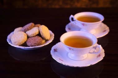 Eski stil çay siyah kurabiyeyle iki bardak su ısıtıcısı