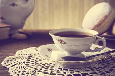 Peçete üzerinde eski moda oda çay ile halka