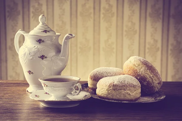 Donuts na bandeja com xícara de café em antiquado — Fotografia de Stock