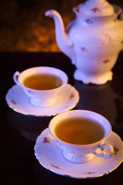 Bouilloire à l'ancienne avec deux tasses de thé noir — Photo