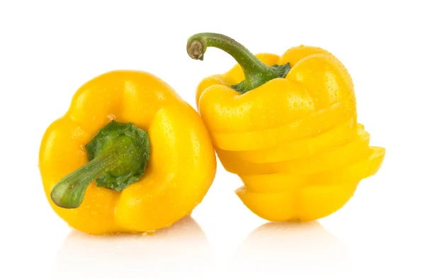 Nahaufnahme Scheiben von gelben Paprika auf weißem Papier mit Wassertropfen — Stockfoto
