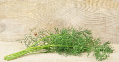 Ahşap planking zemin üzerine dereotu yaprakları