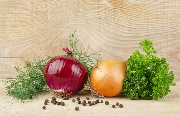 Onion,red onion,dill,parsley,pepper on wooden plank — Stock Photo, Image