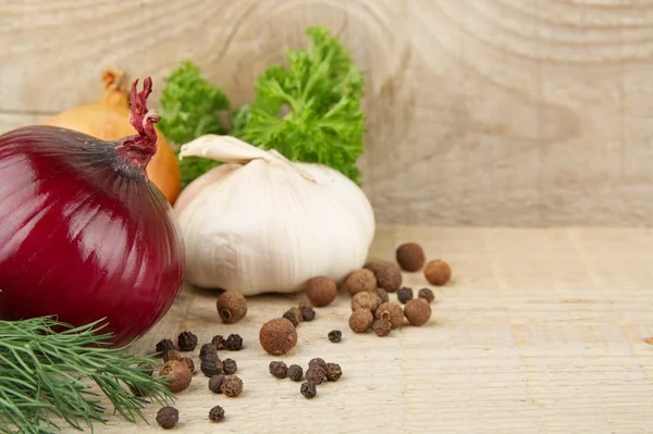 Zwiebeln, rote Zwiebeln, Dill, Petersilie, Paprika auf Holzplanke — Stockfoto