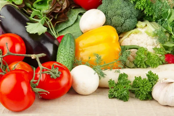 Groep van verschillende groenten op houten bord — Stockfoto